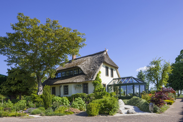 Should You Buy A House With A Thatched Roof? (What Are The Risks?)