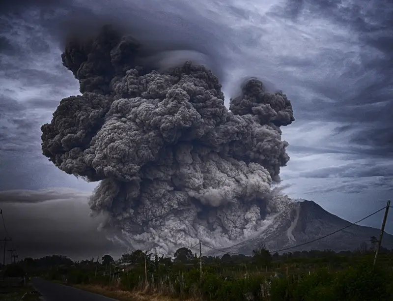 Volcano erupting - What are the cons of living near a volcano